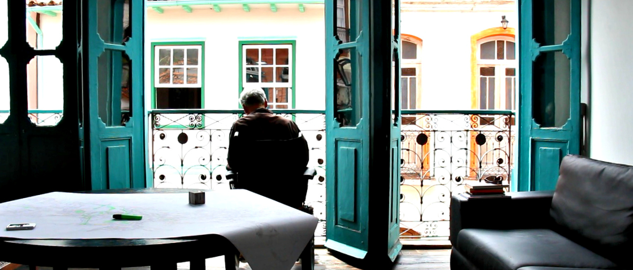 Guilherme Mansur am Balkon (Foto: Greta Hamann)
