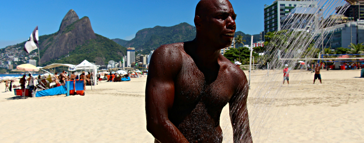 Pelé da Praia duscht am Strand Ipanema (Foto: Greta Hamann)